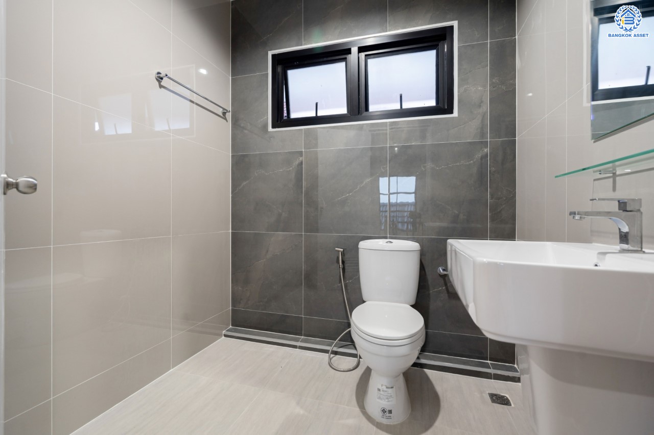 บ้านมือสองตกแต่งใหม่ ม.ดอนเมืองวิลล่า2 เพิ่มสิน บ้านเดี่ยวหลังใหญ่ เนื้อที่ 60 ตร.ว. ฟังก์ชัน 4 ห้องนอน 2 ห้องน้ำ จอดรถได้ 2 คัน บนทำเลเดินทางสะดวก เชื่อมต่อถ.สายไหม, ถ.พหลโยธิน ใกล้รถไฟฟ้าสายสีเขียว "สถานีสะพานใหม่" และทางด่วน "ฉลองรัช" รายล้อมด้วยสิ่งอำนวยความสะดวกครบครัน